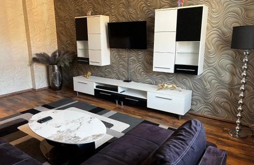 Hof Appartement | Schönes City-Apartment im Zentrum mit Balkon! NO WORKERS, KEINE MONTEURE