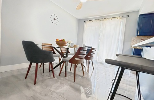 Forestview Maison | Schaumburg Modern 4BR Farmhouse w/ Private Master & Sleeps 9. Families & groups