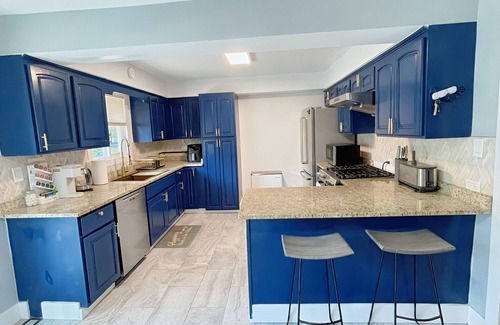 Forestview Maison | Schaumburg Modern 4BR Farmhouse w/ Private Master & Sleeps 9. Families & groups