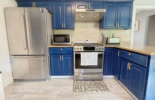 Forestview Maison | Schaumburg Modern 4BR Farmhouse w/ Private Master & Sleeps 9. Families & groups