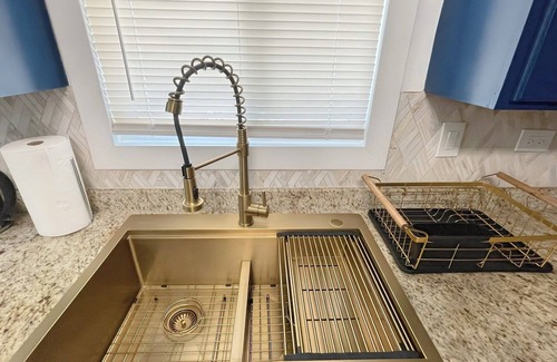 Forestview Maison | Schaumburg Modern 4BR Farmhouse w/ Private Master & Sleeps 9. Families & groups