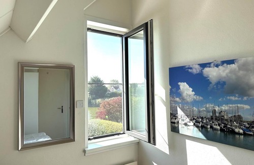 Breskens Maison | Scheldeveste 256 is a detached 6-person bungalow with approx. 102m2 of living comfort with attached conservatory and a lovely garden. The terrace with conservatory is located on the south side of the house.