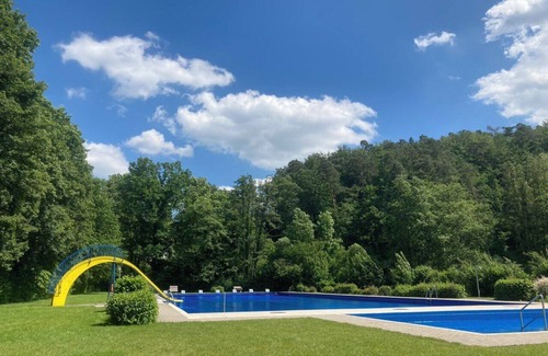 Bad Arolsen Appartement | Schnuckelige Gruppenunterkunft am Schwimmbad in Landau mit Sauna und Kletterwand