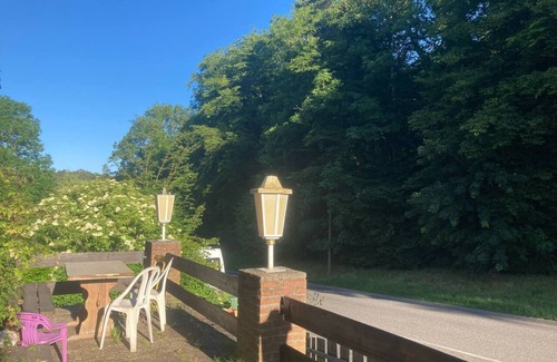 Bad Arolsen Appartement | Schnuckelige Gruppenunterkunft am Schwimmbad in Landau mit Sauna und Kletterwand