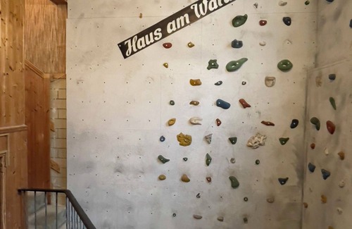 Bad Arolsen Appartement | Schnuckelige Gruppenunterkunft am Schwimmbad in Landau mit Sauna und Kletterwand