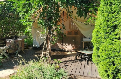 Caroline Cabine | Scottland Yard Farm's Wisteria Glamp