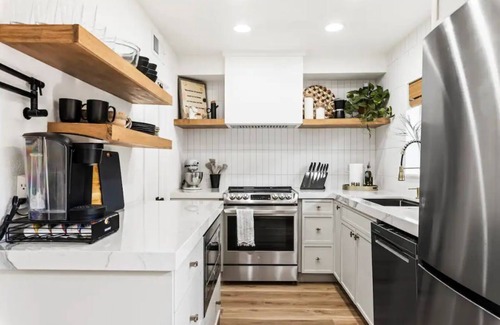 Security Acres Maison | Scottsdale Loft Walk to Old Town Perfect Location!