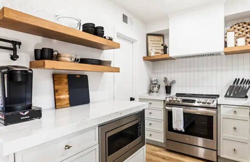 Security Acres Maison | Scottsdale Loft Walk to Old Town Perfect Location!