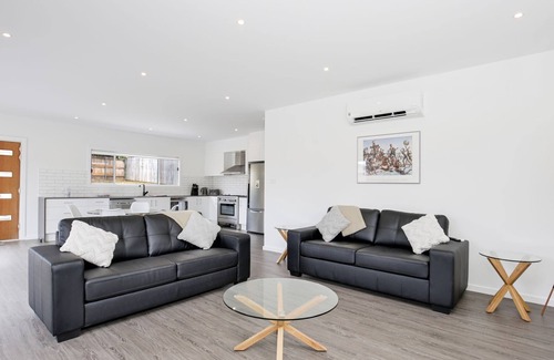 Basin View Maison | Scribbly Gum - Pet Friendly - 15 Mins Drive to Hyams Beach