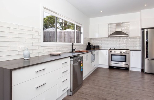Basin View Maison | Scribbly Gum - Pet Friendly - 15 Mins Drive to Hyams Beach