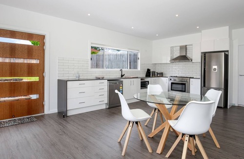 Basin View Maison | Scribbly Gum - Pet Friendly - 15 Mins Drive to Hyams Beach