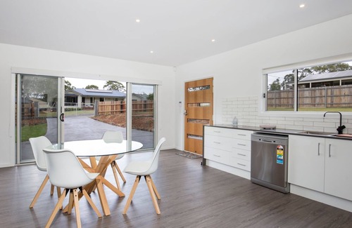 Basin View Maison | Scribbly Gum - Pet Friendly - 15 Mins Drive to Hyams Beach