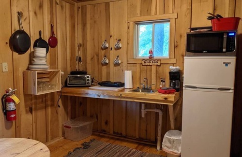 Helmsburg Cabine | "Scruggs" Deluxe Camping Cabin #7 | Pet Friendly