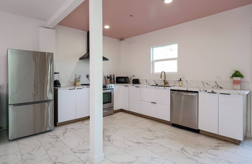 La Presa Maison | Lux Oasis: Movie Theatre/Pickleball/Pool& Spa/14Beds/20+/AC/20min Downtown