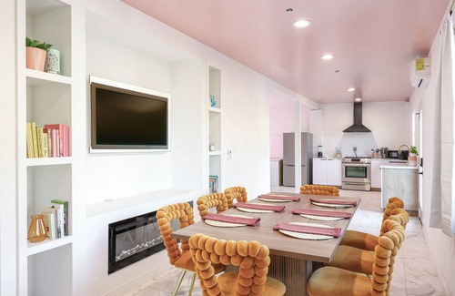 La Presa Maison | Lux Oasis: Movie Theatre/Pickleball/Pool& Spa/14Beds/20+/AC/20min Downtown