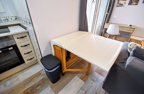 San Martin de Valdeiglesias Appartement | Serene Lakeview Retreat