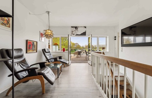 Nyborg Cottage | Sea and meadow views – space and calm