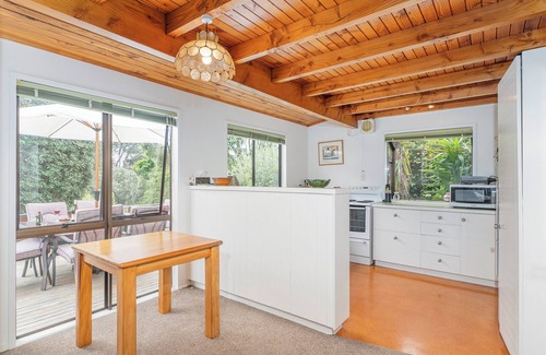 Pauanui Maison | Sea Breeze Bach - Pauanui Holiday Home