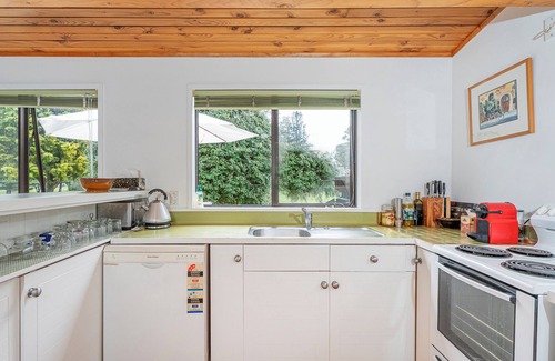 Pauanui Maison | Sea Breeze Bach - Pauanui Holiday Home