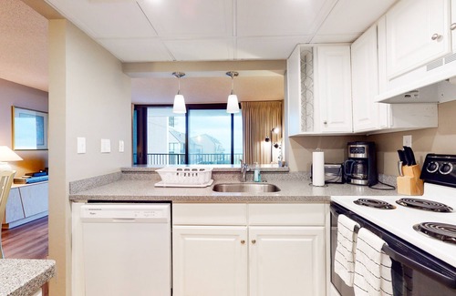 Bethany Beach Copropriété | Sea Colony Ocean 2nd floor condo w/ shared sauna, tennis court, and elevator