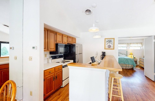 Bethany Beach Copropriété | Sea Colony Tennis 1st floor condo w/ pool, basketball court, and shared sauna