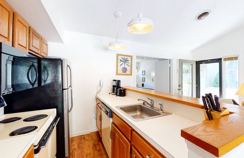 Bethany Beach Copropriété | Sea Colony Tennis 1st floor condo w/ pool, basketball court, and shared sauna