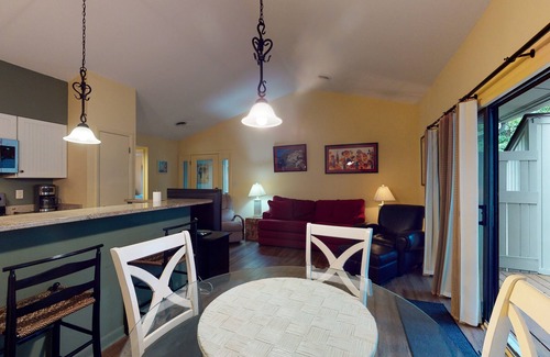 Bethany Beach Copropriété | Sea Colony Tennis 1st-floor condo with balcony, gym, & pool