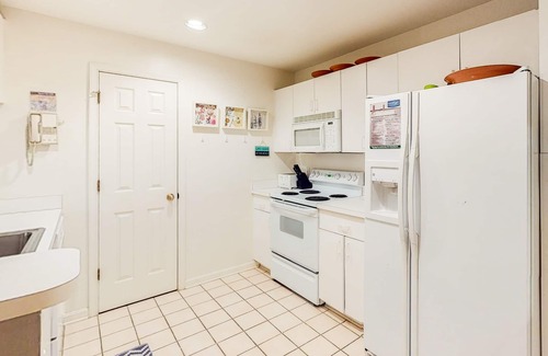 Bethany Beach Copropriété | Sea Colony Tennis 1st-floor condo with basketball court & tennis court