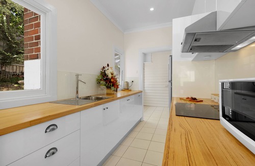 Montello Maison | Sea Glass Cottages: Family and friend's retreat Burnie - 3 minutes to the beach!