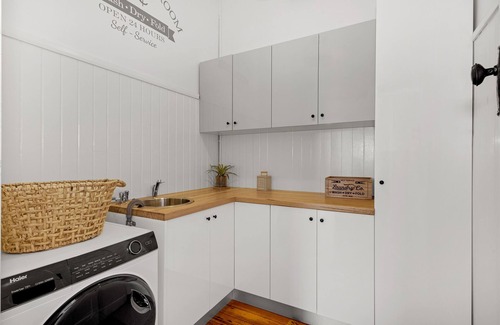 Montello Maison | Sea Glass Cottages: Family and friend's retreat Burnie - 3 minutes to the beach!