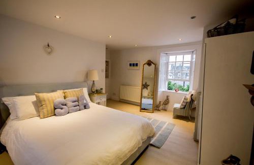 Aberdour Maison | Sea Hollies