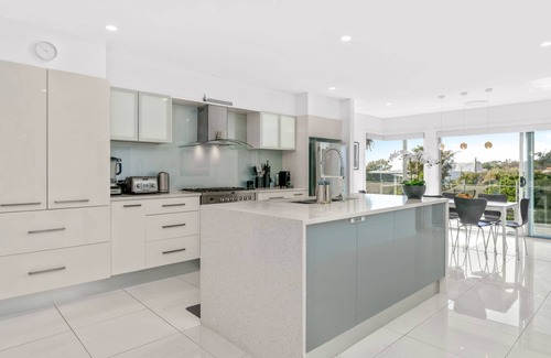 Culburra Beach Maison | Sea La Vie - Pet Friendly with Fireplace and Swimming Pool & Spa