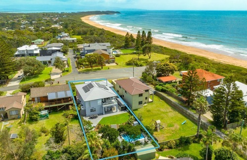 Culburra Beach Maison | Sea La Vie - Pet Friendly with Fireplace and Swimming Pool & Spa