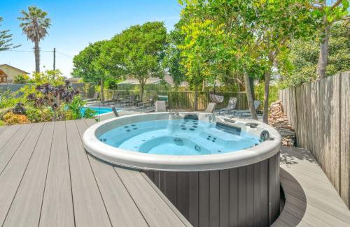 Culburra Beach Maison | Sea La Vie - Pet Friendly with Fireplace and Swimming Pool & Spa