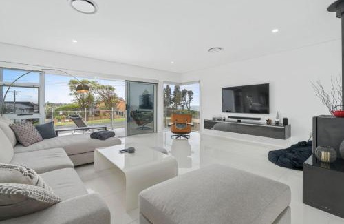 Culburra Beach Maison | Sea La Vie - Pet Friendly with Fireplace and Swimming Pool & Spa