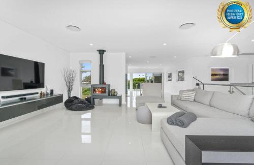 Culburra Beach Maison | Sea La Vie - Pet Friendly with Fireplace and Swimming Pool & Spa