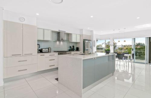 Culburra Beach Maison | Sea La Vie - Pet Friendly with Fireplace and Swimming Pool & Spa