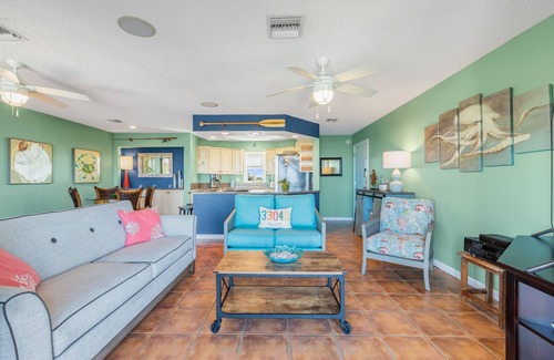 New Town Copropriété | SEA-NIC VIEW ~ 2 BR/2Ba Water-front views, Heated Pool Access and Dockage!