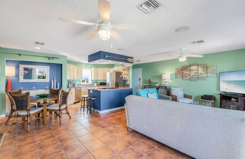 New Town Copropriété | SEA-NIC VIEW ~ 2 BR/2Ba Water-front views, Heated Pool Access and Dockage!