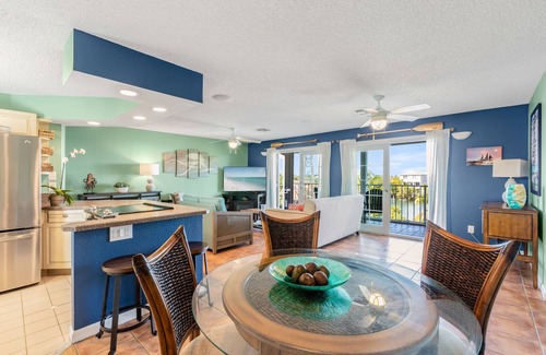 New Town Copropriété | SEA-NIC VIEW ~ 2 BR/2Ba Water-front views, Heated Pool Access and Dockage!