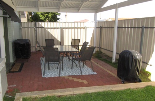 Dalrymple Appartement | Sea Salt Apartment Main - Short walk to beach! Free WiFi! newly decorated!