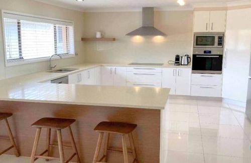 Caves Beach Maison | Sea Sounds - Ultimate beachhouse with views