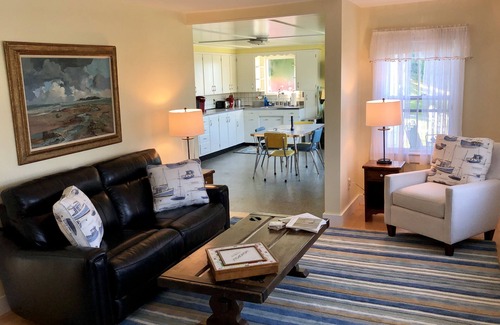 Port Clyde Maison | Sea Sparkle: Cottage de village ensoleillé avec studio d'artiste et vue panoramique sur l'océan