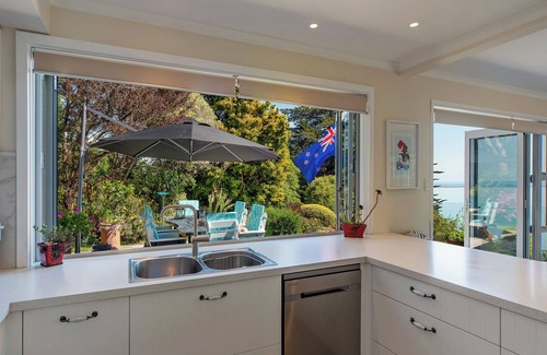 Atawhai Maison | Sea Tide Views - A Hidden Gem Just Minutes from the City!