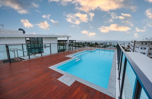 Wynnum Appartement | Sea-View 3BR, Rooftop Pool, Secure Parking & Study