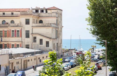 Quartiere XXXIII Lido di Ostia Ponente Appartement | Sea View Rome Luxe Stay - 7 pax, 2 baths, 100mt from the sea, A-C, terrace