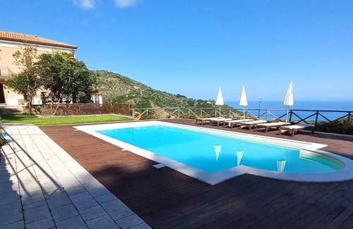 Capri Leone Lit Et Petit-Déjeuner | Sea view room with swimming pool at Villa Tecla