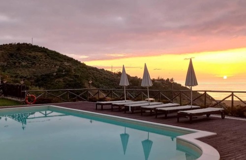 Capri Leone Lit Et Petit-Déjeuner | Sea view room with swimming pool at Villa Tecla