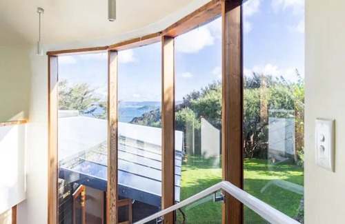 Lowry Bay Maison | Sea Views From Holiday House