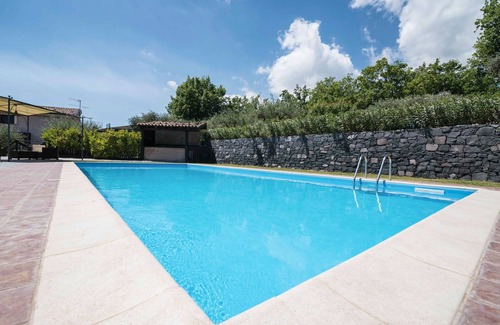 Piedimonte Etneo Villa | Vue sur la piscine Seacily et 3 salles de bains attenantes